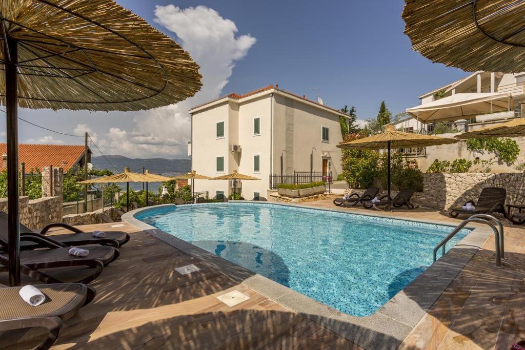 Apartment Livia Слатине Экстерьер фото