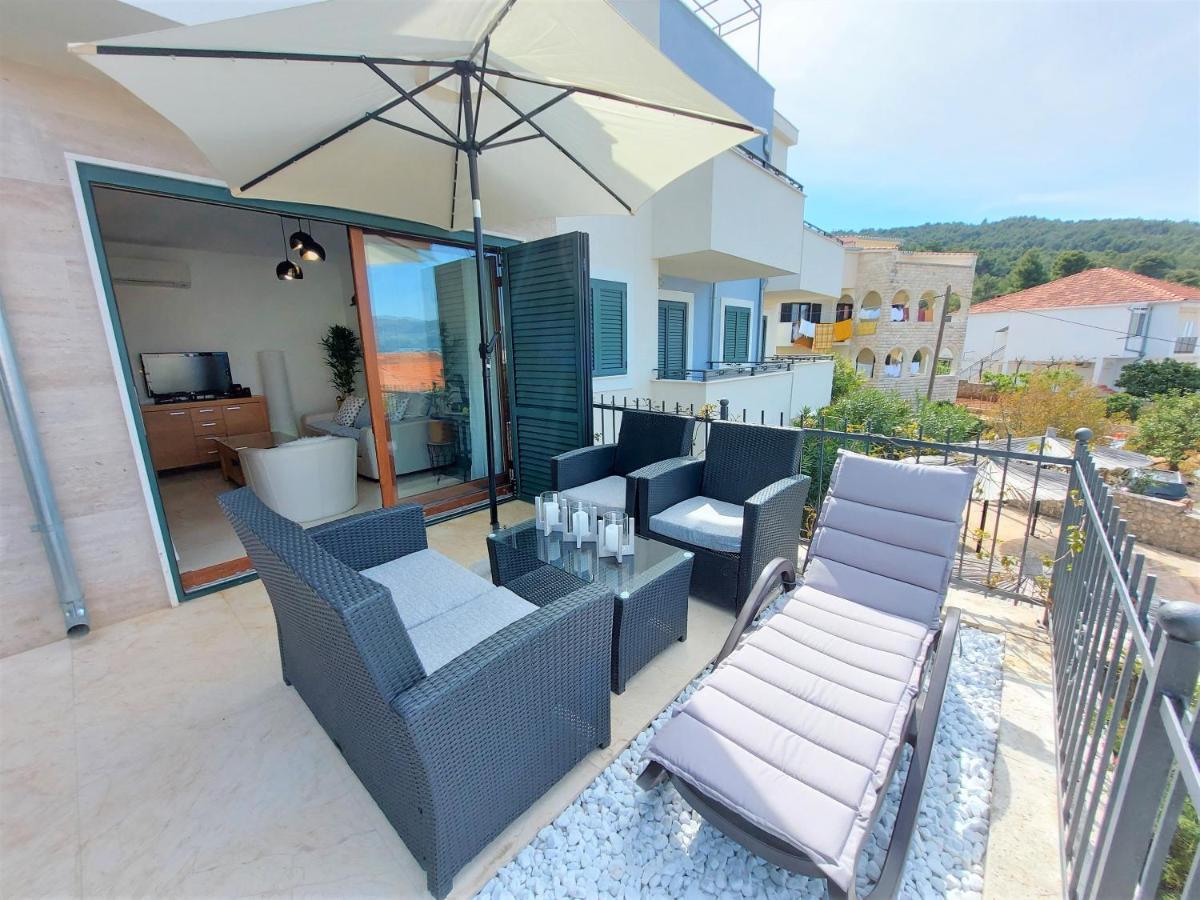 Apartment Livia Слатине Экстерьер фото