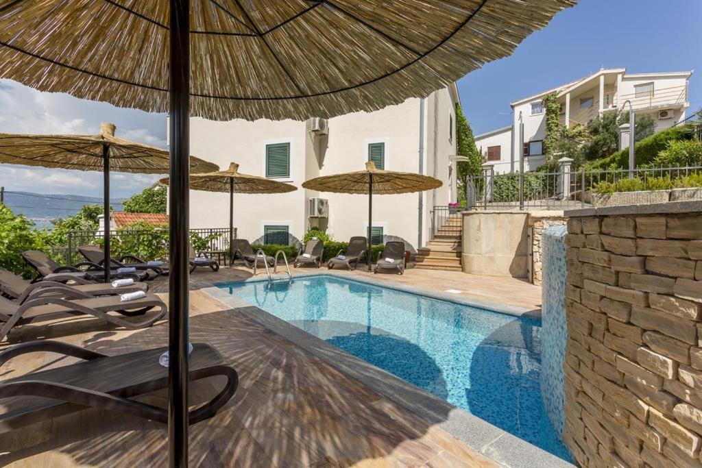 Apartment Livia Слатине Экстерьер фото