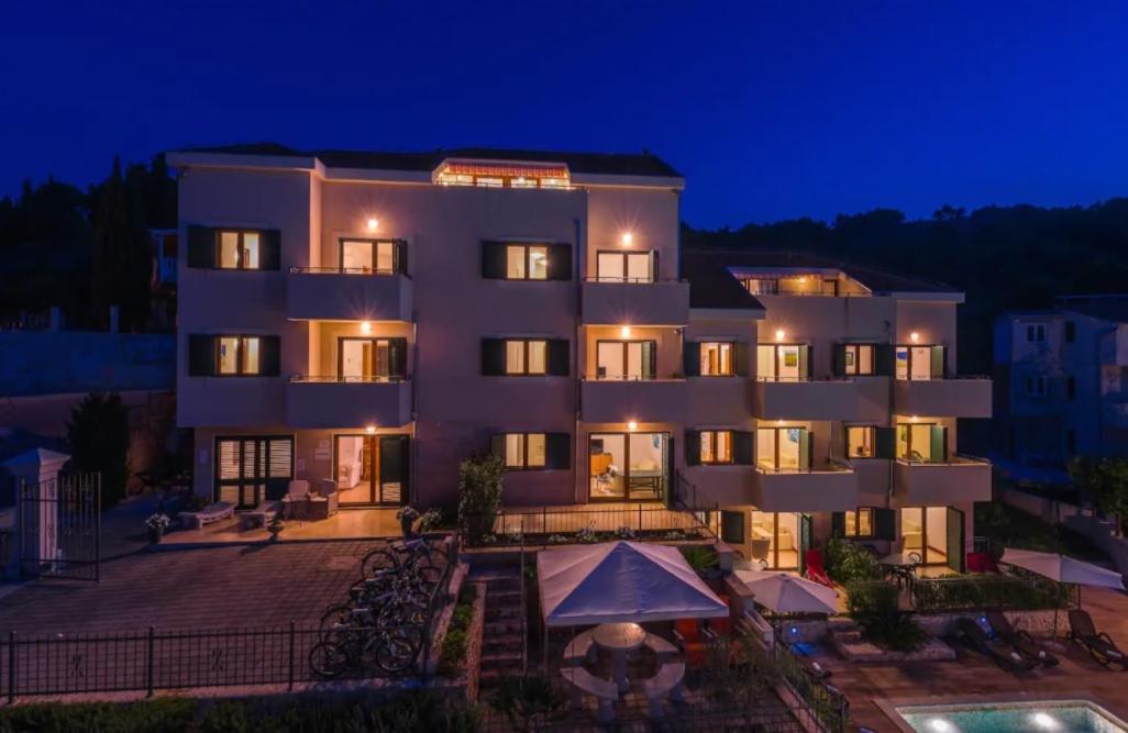 Apartment Livia Слатине Экстерьер фото
