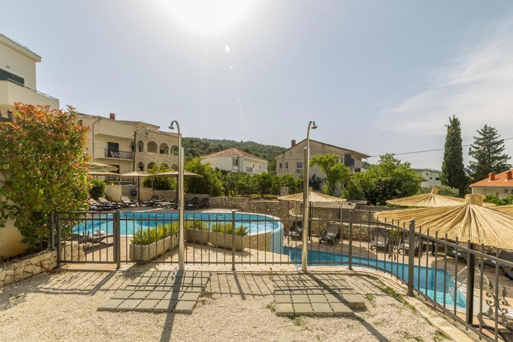 Apartment Livia Слатине Экстерьер фото