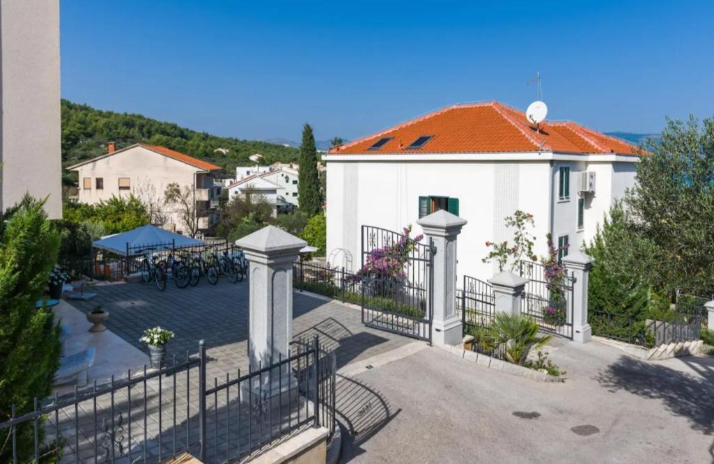 Apartment Livia Слатине Экстерьер фото