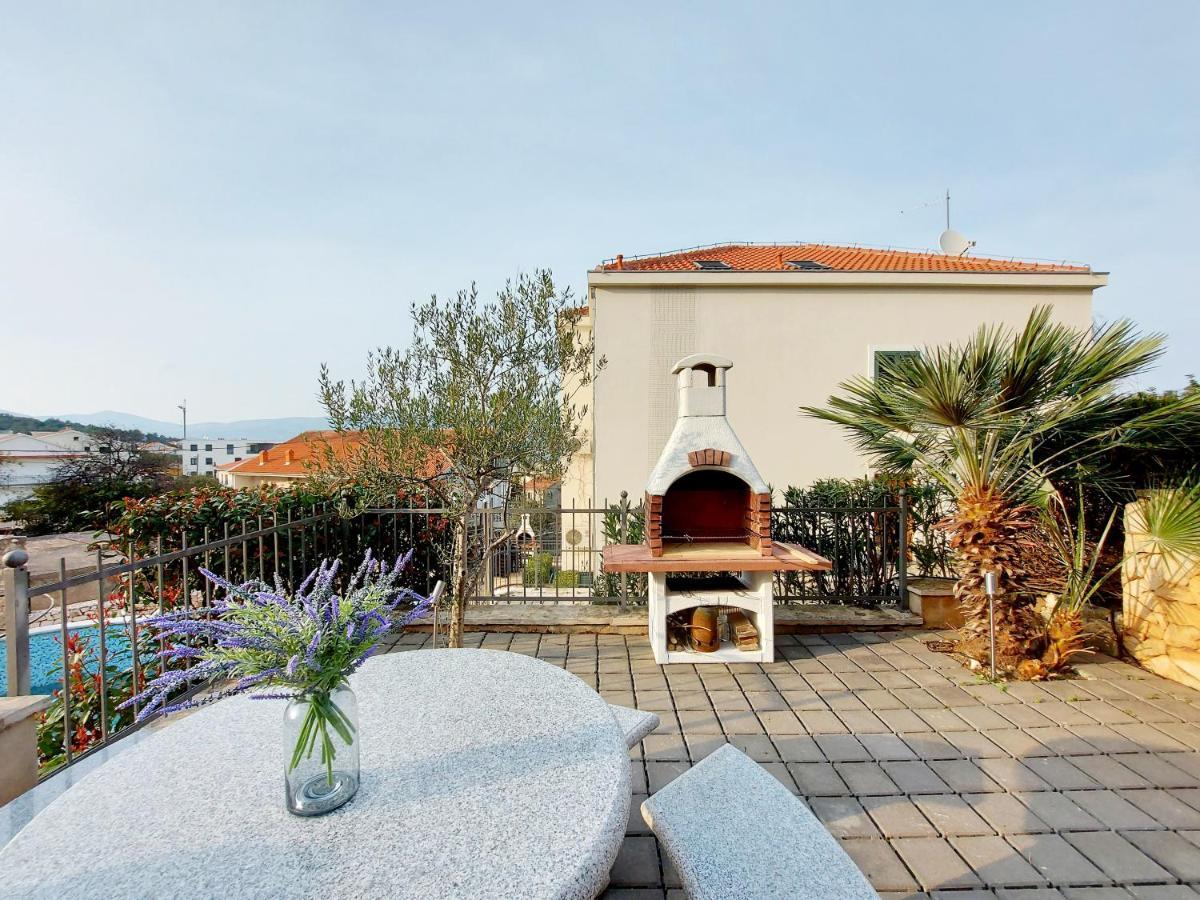 Apartment Livia Слатине Экстерьер фото