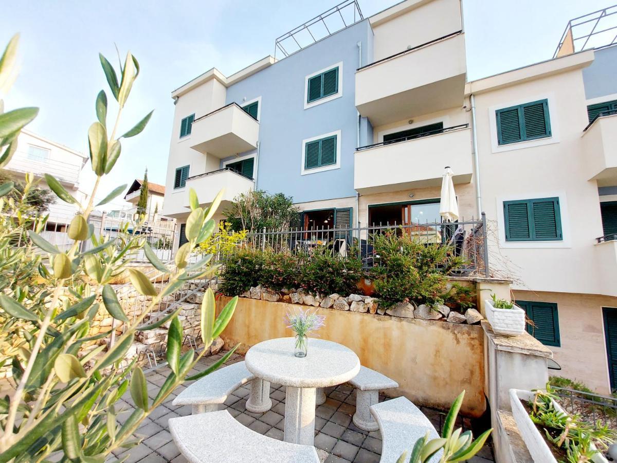 Apartment Livia Слатине Экстерьер фото